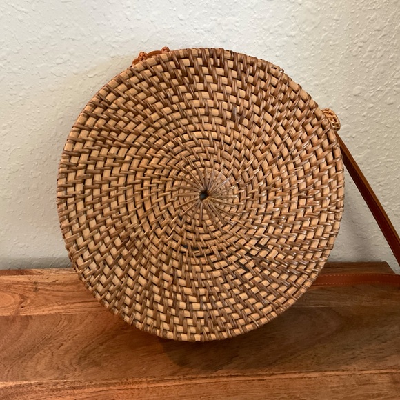 Featured on Good Morning America, 100% Hand Woven Rattan Bag w/Leather, Like New - Picture 2 of 11